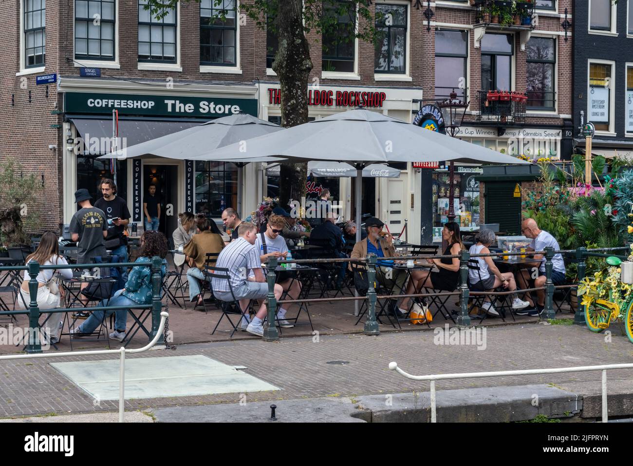 Amsterdam, Niederlande - 21. Juni 2022: Menschen, die auf der Terrasse eines Cannabis-Coffeeshop sitzen Stockfoto