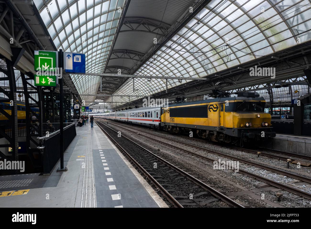 Amsterdam, Niederlande - 21. Juni 2022: Nederlandse Spoorwegen-Zug im Amsterdamer Hauptbahnhof Stockfoto