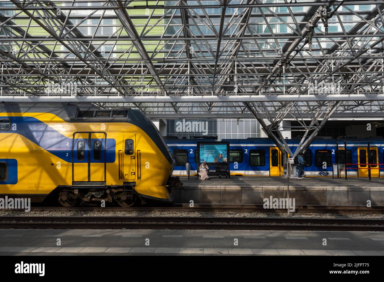 Zaandam, Niederlande - 21. Juni 2022: Nederlandse Spoorwegen-Zug im Bahnhof Zaandam Stockfoto