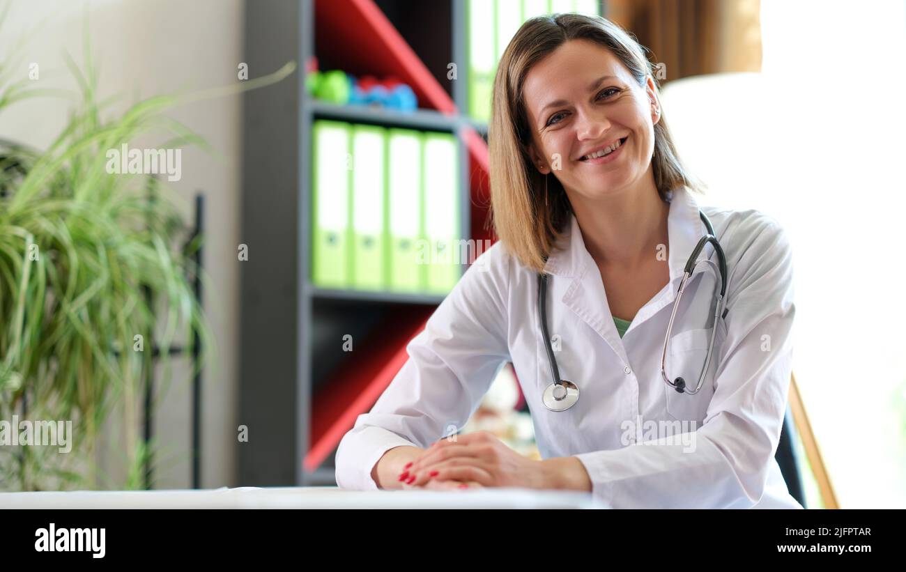 Lächelnde Ärztin posiert im Klinikbüro Stockfoto