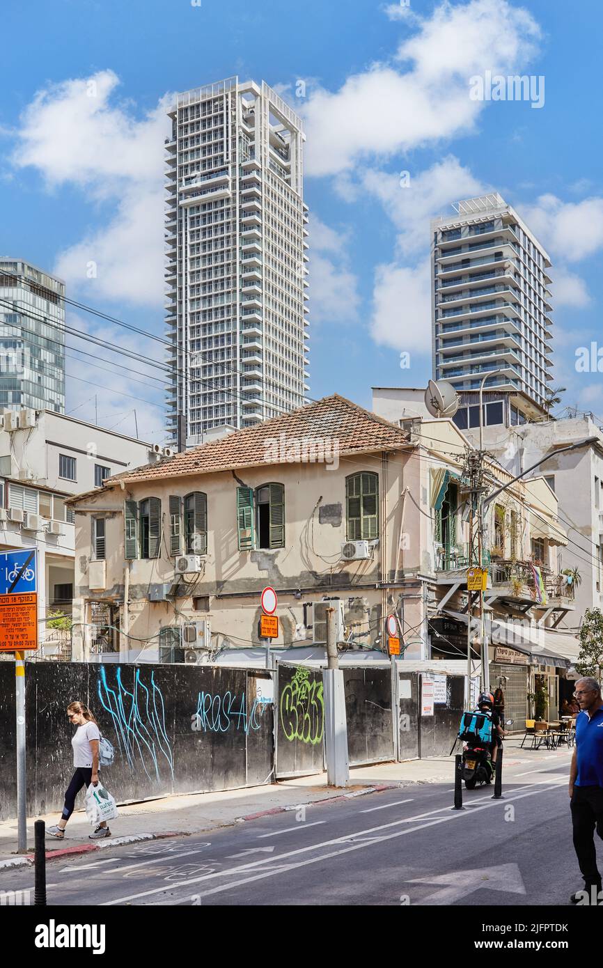 Alte Gebäude im Zentrum von Tel Aviv vor dem Hintergrund von Hochhäusern. Stockfoto