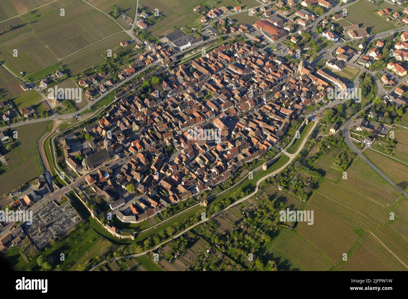 FRANKREICH. ELSASS. HAUT RHIN (68) WEINSTRASSEN, LUFTAUFNAHME DES BEFESTIGTEN DORFES BERGHEIM, DAS ALS EINES DER SCHÖNSTEN DÖRFER FRANKREICHS BEZEICHNET WIRD Stockfoto