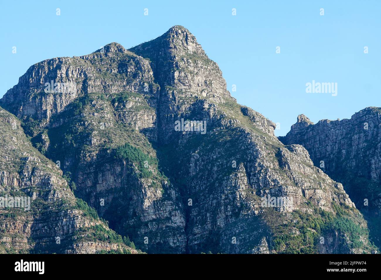 Nahaufnahme von Berggipfel und Bäumen vor blauem Himmel Hintergrund Verwendung als abstrakte Natur, Tapete, Hintergrund und Konzept des Wanderns oder Bergsteigen Stockfoto