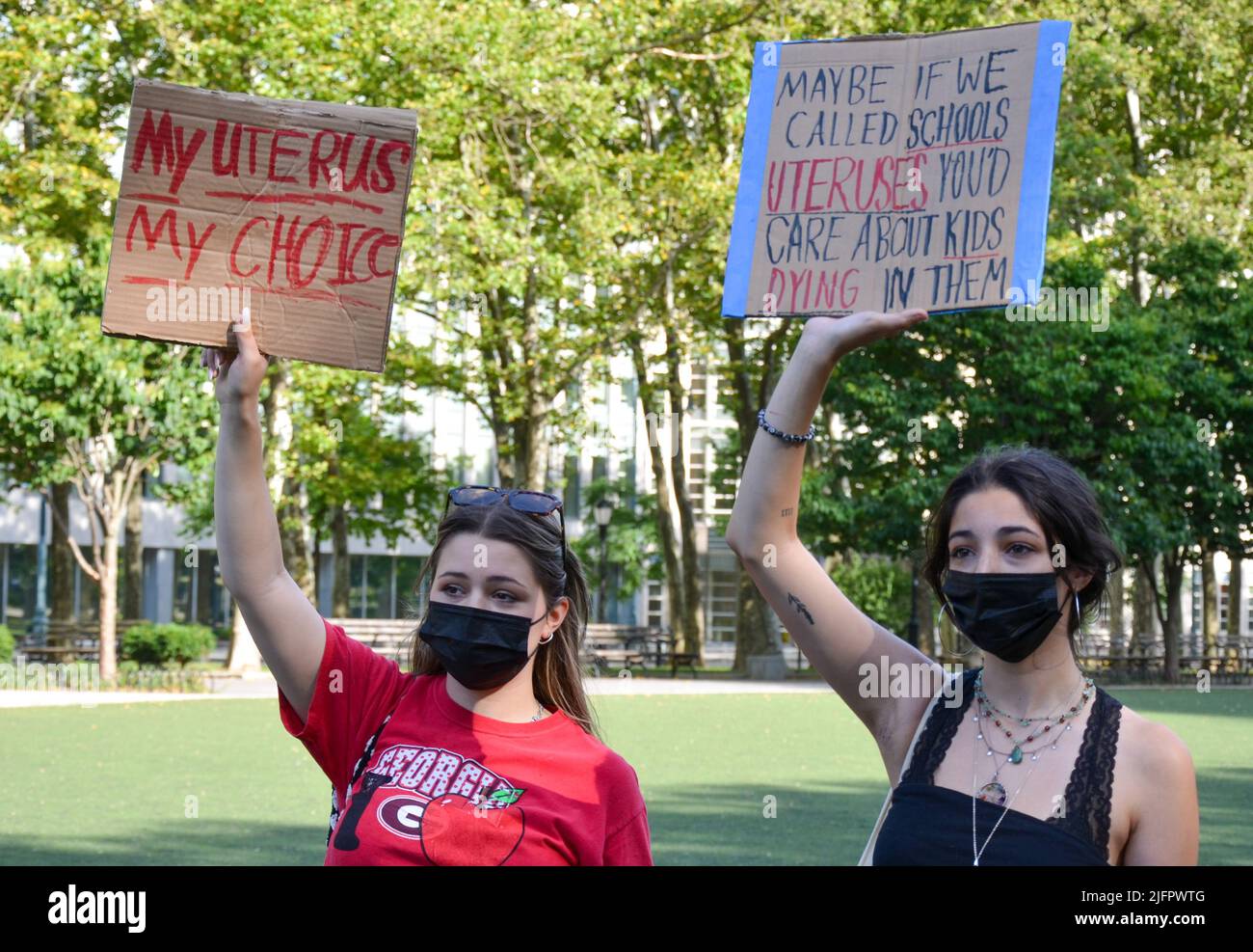 New York, Usa. 04.. Juli 2022. Junge Teilnehmer halten am 4. Juli 2022 Schilder auf der Cadman Plaza in Brooklyn ab, um Gerechtigkeit für Abtreibungsrechte zu fordern. (Foto von Ryan Rahman/Pacific Press) Quelle: Pacific Press Media Production Corp./Alamy Live News Stockfoto