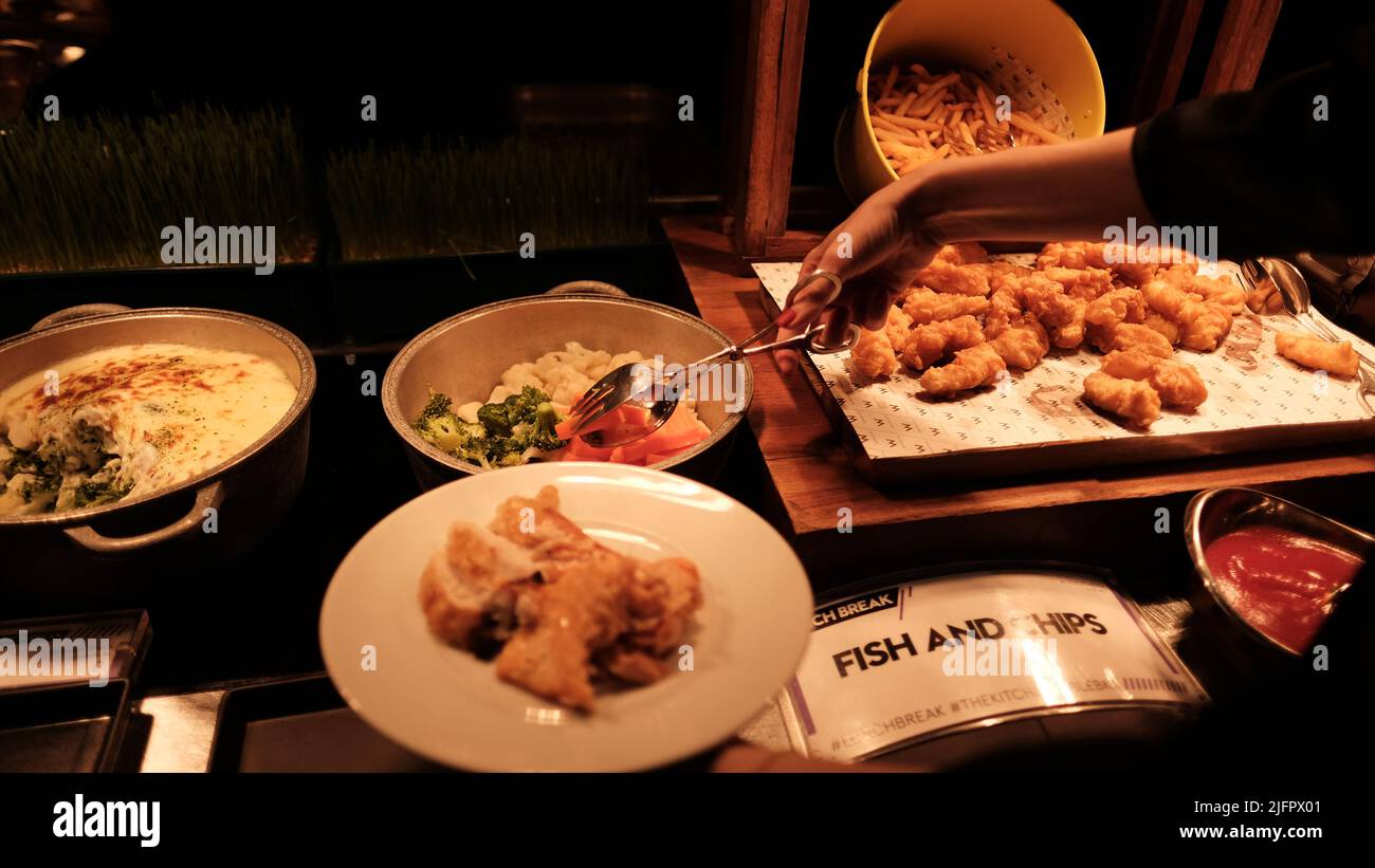 Female Foodie at Buffet serving Line W Hotel Kitchen Table Restaurant Bangkok Thailand Stockfoto