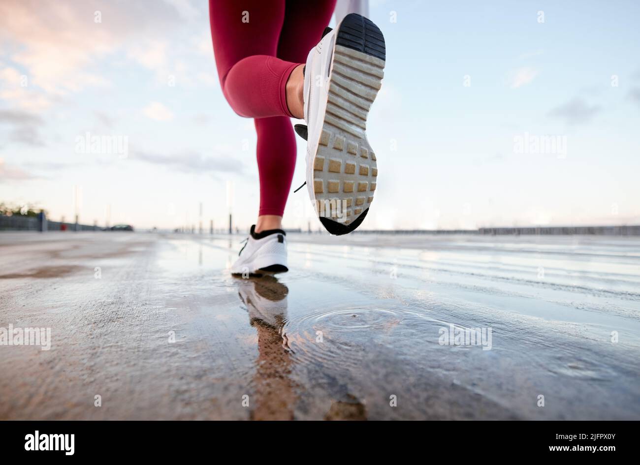 Halten Sie nicht an, bis Sie dort sind, wo Sie sein möchten. Aufnahme einer nicht erkennbaren Person, die in der Stadt läuft. Stockfoto