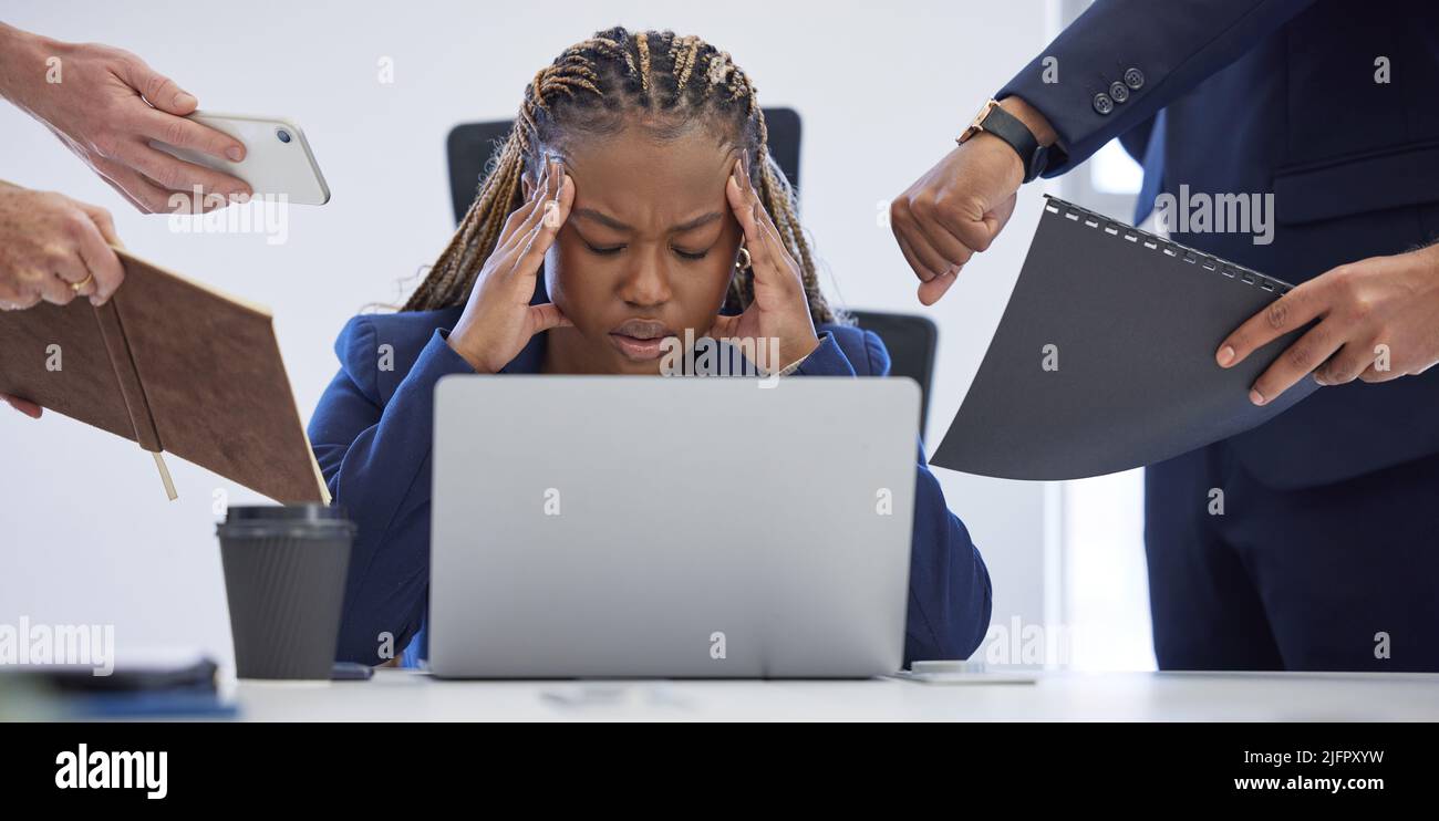 Der Stress kommt zu ihr. Aufnahme einer jungen Geschäftsfrau, die gestresst in einem anspruchsvollen Büroumfeld aussieht. Stockfoto