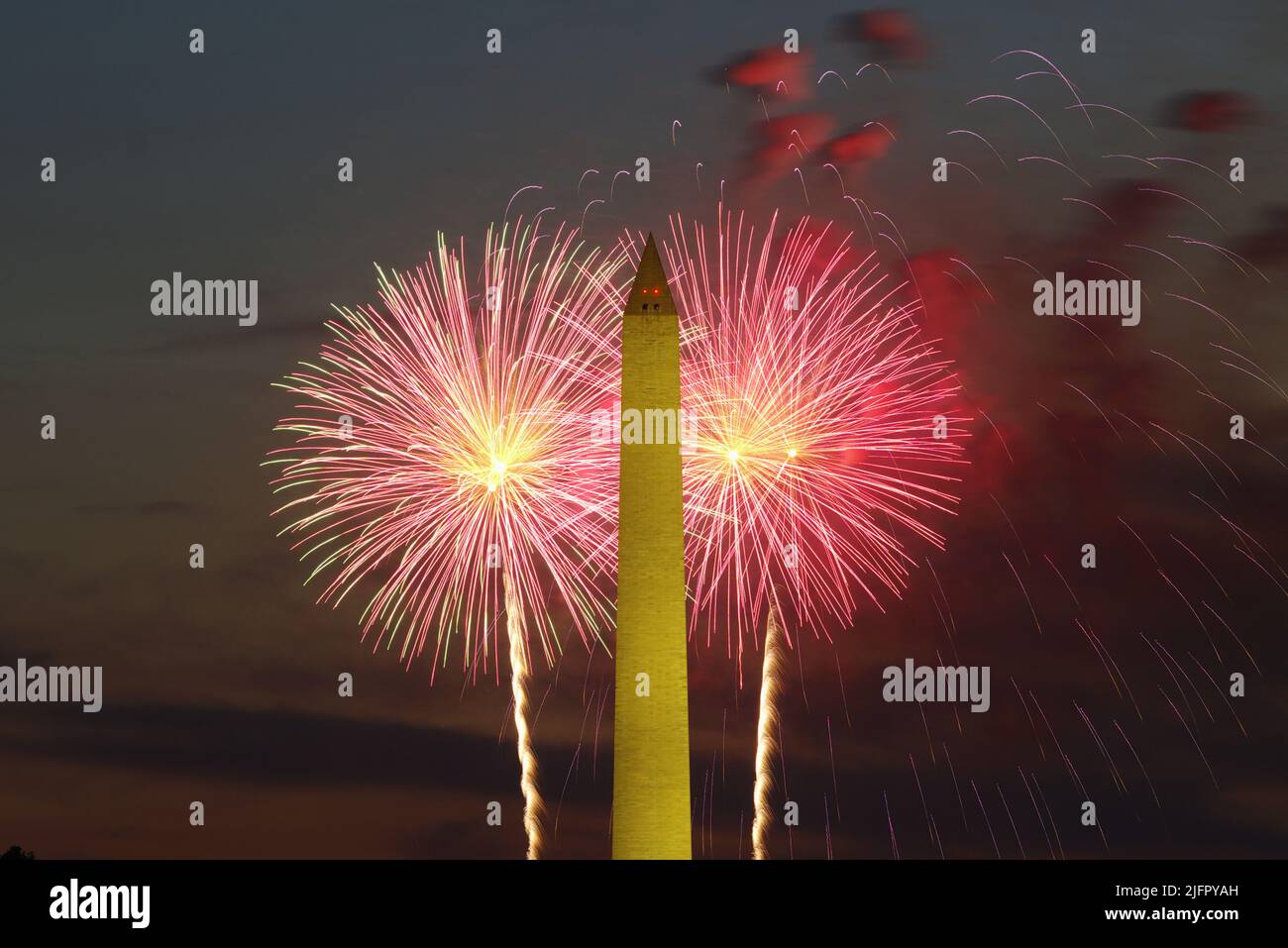 Hinter dem Washington Monument explodieren farbenfrohe Feuerwerke zum Unabhängigkeitstag. Stockfoto