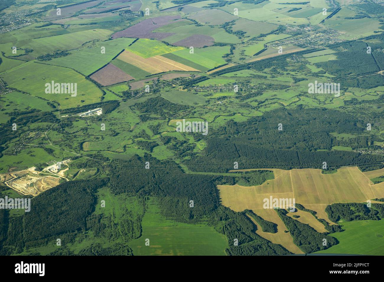 Luftansicht Landwirtschaft. Luftaufnahme ländliche Landschaft Bauernhöfe Dörfer malerische grüne Patchwork Weide. Luftaufnahme Stockfoto