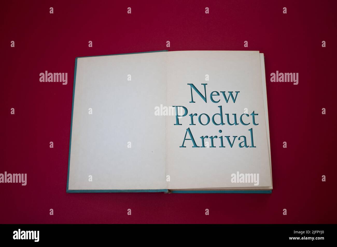 Neues Produkt Ankunft Wort in geöffnetem Buch mit vintage, natürliche Muster alten antiken Papier-Design. Stockfoto