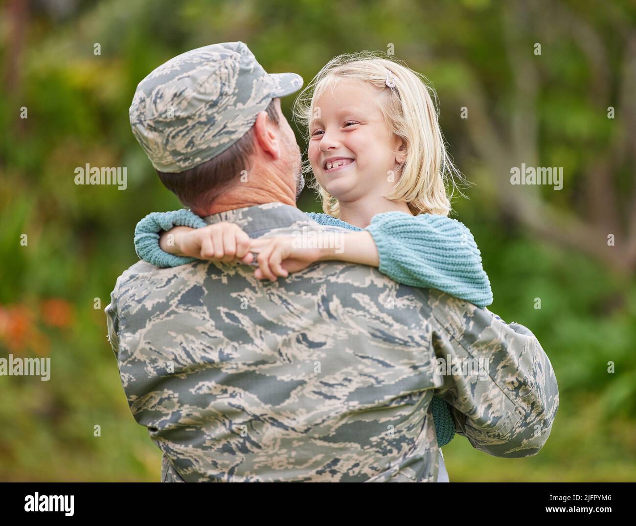 Verbindungen innerhalb einer Familie sind mächtige Kräfte der Natur. Aufnahme eines Vaters, der aus der Armee zurückkehrt und seine Tochter draußen umarmt. Stockfoto