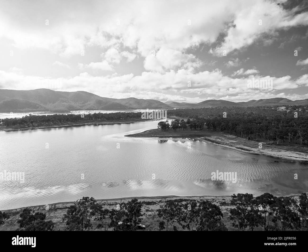 Drohnenlandschaft des Eungella-Staudamms mit freien Camper am Wasserrand. Queensland, Australien. Stockfoto