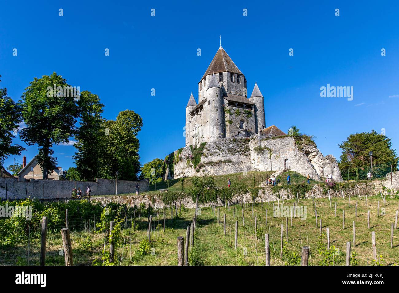 Provins, Frankreich - 31. Mai 2020: Cesar Turm (1152 - 1181, erbaut unter der Herrschaft von Henry Liberal) - Wahrzeichen und Emblem von Provins, kleines mittelalterliches Dorf Stockfoto