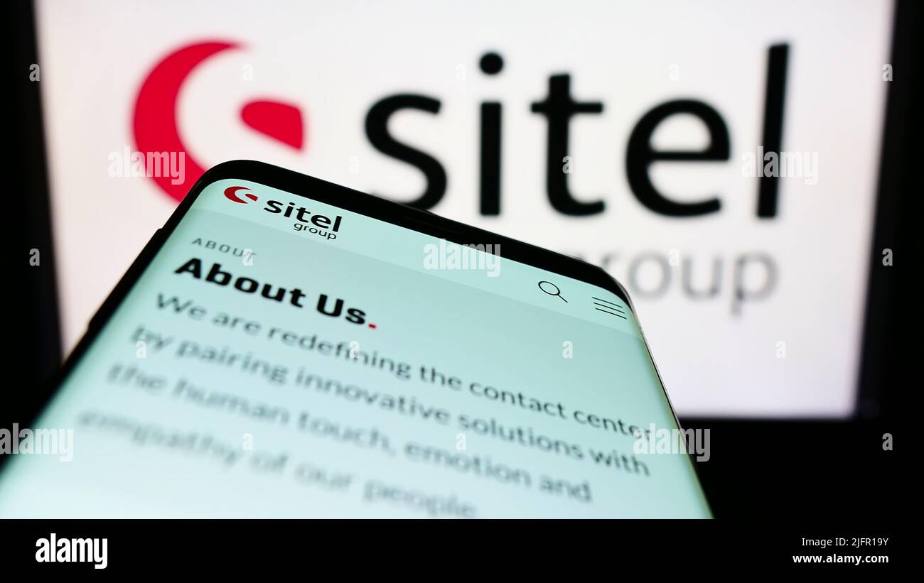 Mobiltelefon mit Website des amerikanischen Contact Center-Unternehmens Sitel Group auf dem Bildschirm vor dem Unternehmenslogo. Konzentrieren Sie sich auf die obere linke Seite des Telefondisplays. Stockfoto