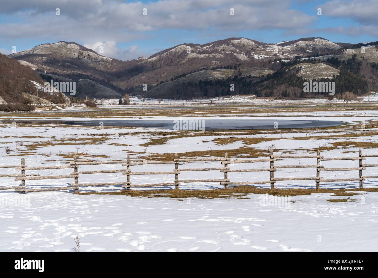 Wunderschöne schneebedeckte Landschaft des Lago Laceno im Winter, Bagnoli Irpino, Kampanien, Italien Stockfoto