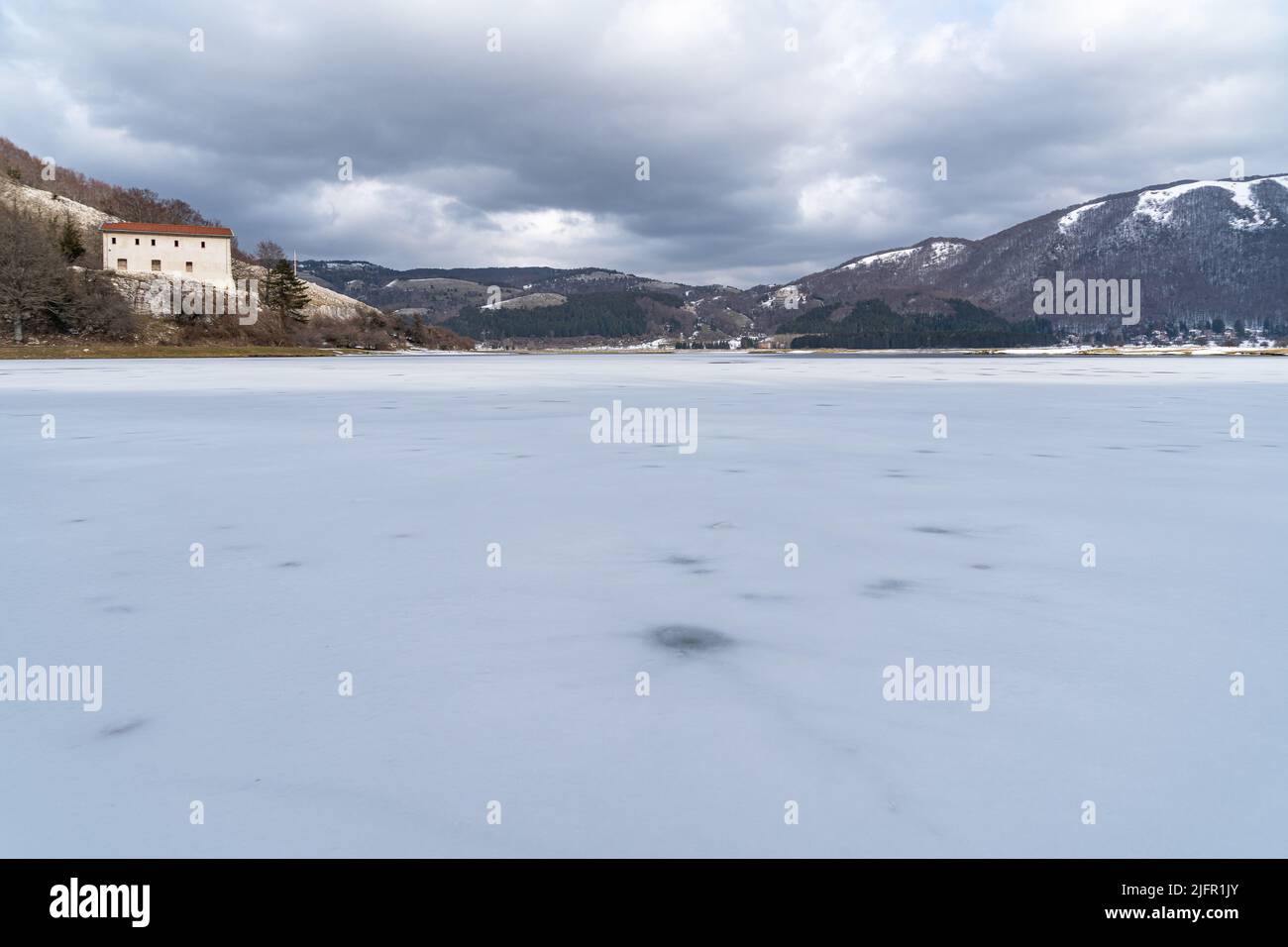 Gefrorene Oberfläche des Laceno-Sees im Winter, Kampanien, Italien Stockfoto