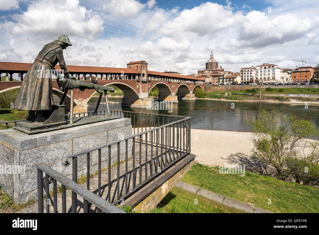 Wäschereigesetz (Statua della Lavandaia) entlang des Flusses Tessin, einer berühmten Touristenattraktion von Pavia, Lombardei, Italien Stockfoto