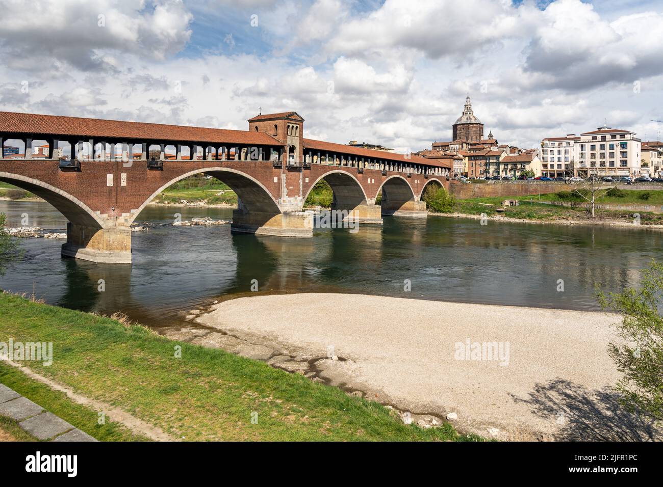 Blick auf Ponte Coperto (überdachte Brücke), die den Fluss Tessin überquert, ein berühmtes Wahrzeichen von Pavia, Lombardei, Italien Stockfoto