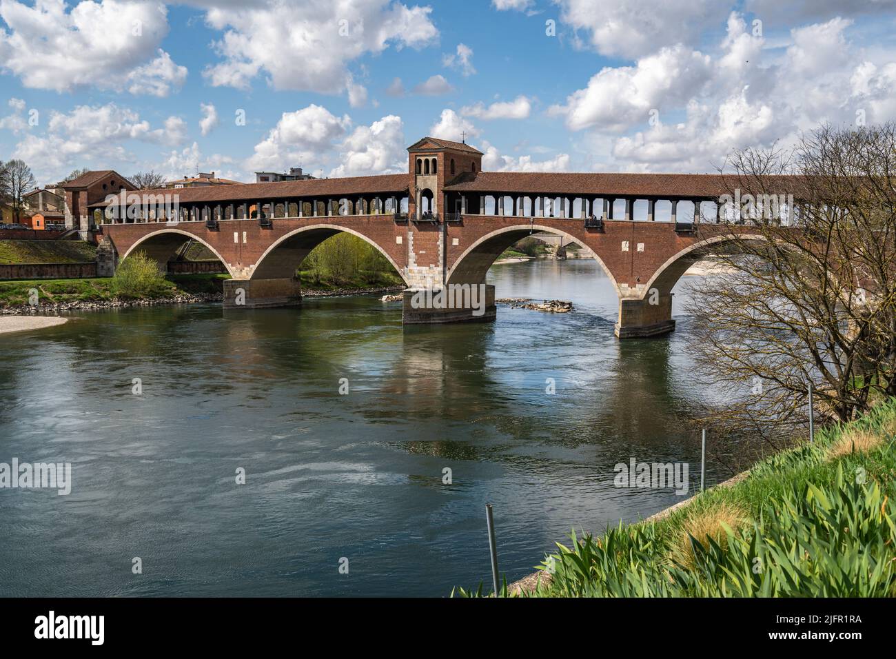 Die Ponte Coperto (überdachte Brücke) in Pavia, eine gemauerte Bogenbrücke über den Tessin, Lombardei, Italien Stockfoto