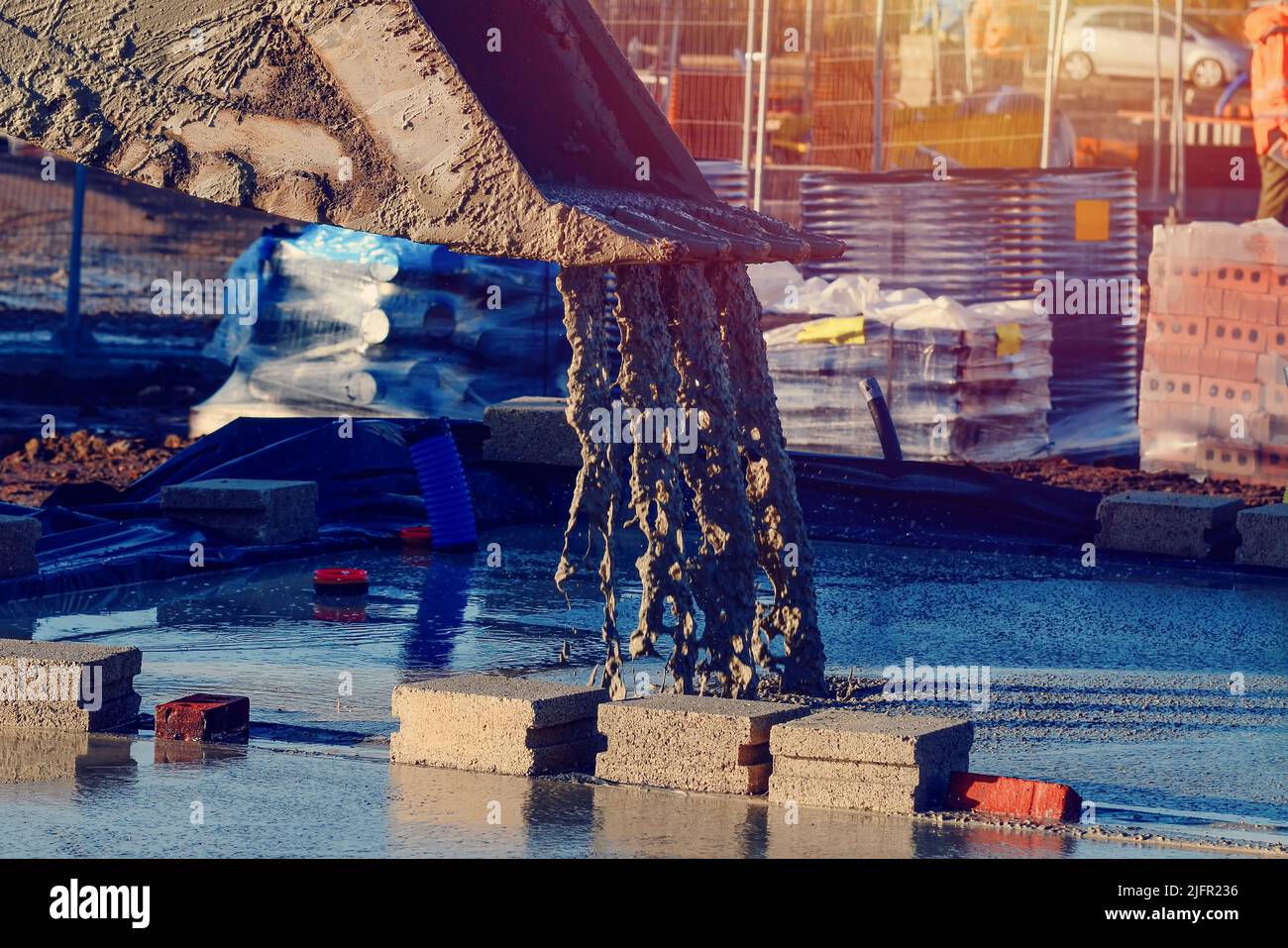 Ausgießen von Fertigbeton durch Bagger Stockfoto