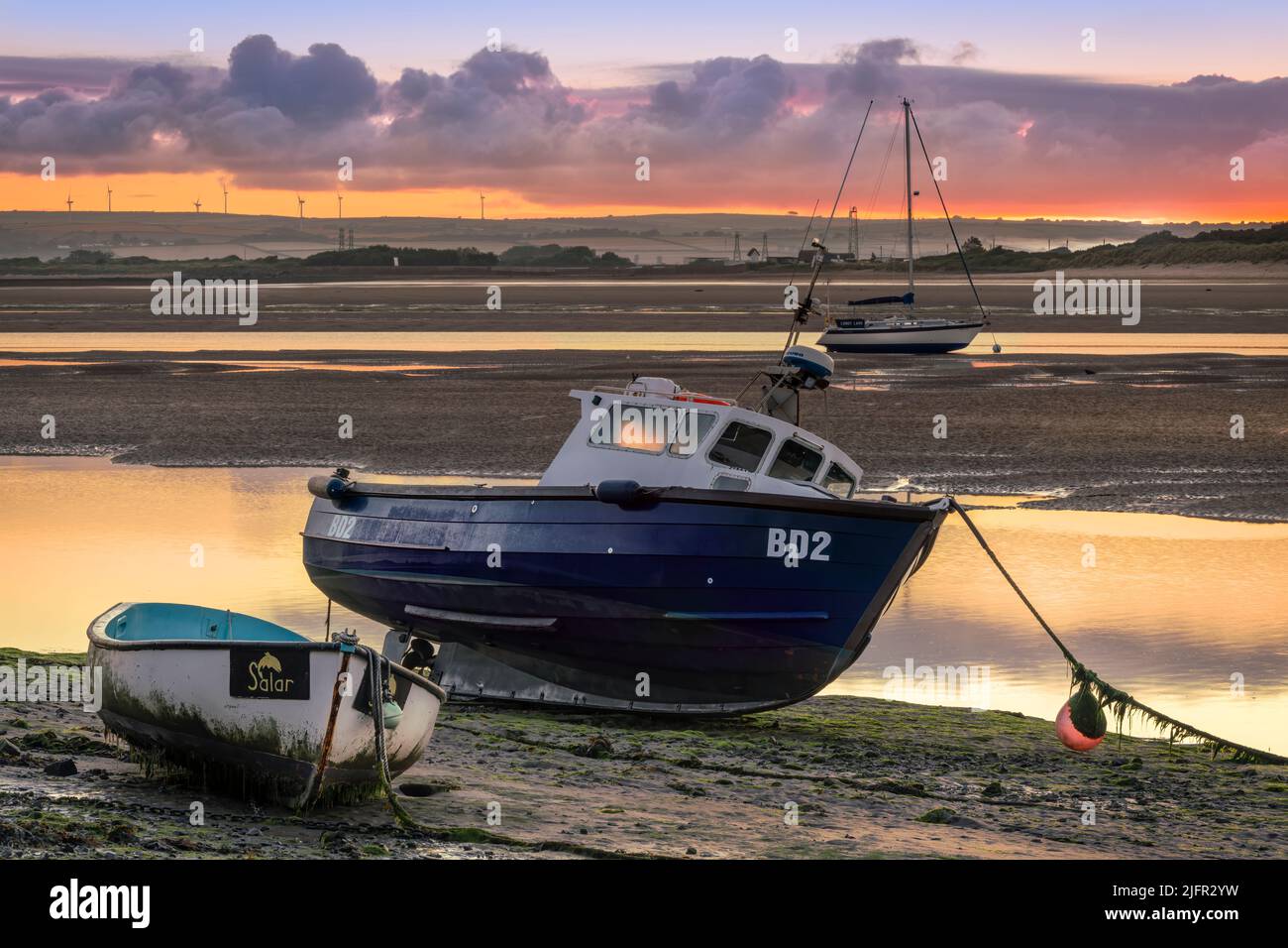 Appledore, North Devon, England. Dienstag, 5.. Juli 2022. Ein sehr ruhiger Start in den Tag, wenn die Sonne beginnt, durch die tief liegende Wolke über der Flussmündung des Torridge im Küstendorf Appledore in North Devon zu brechen. Quelle: Terry Mathews/Alamy Live News Stockfoto