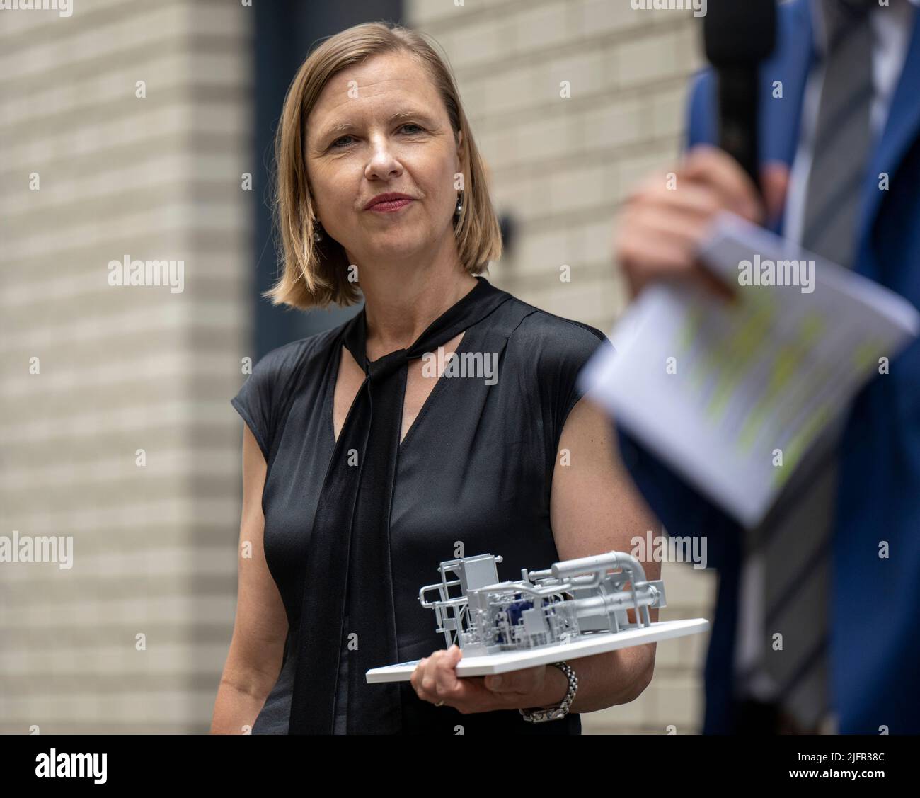 Berlin, Deutschland. 04.. Juli 2022. Tanja Wielgoß, CEO der Vattenfall Wärme Berlin AG, im Bild beim Richtfest für die neue Hochtemperatur-Wärmepumpe im Vattenfall Kühlzentrum. Quelle: Monika Skolimowska/dpa/Alamy Live News Stockfoto