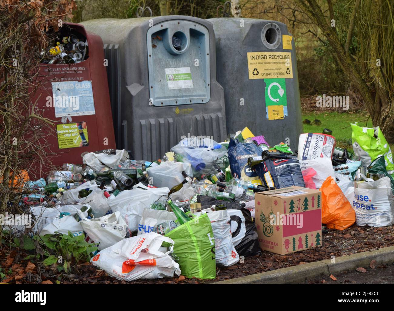 Beutel mit leeren Alkoholflaschen, weihnachten, Flaschenbank, england Stockfoto