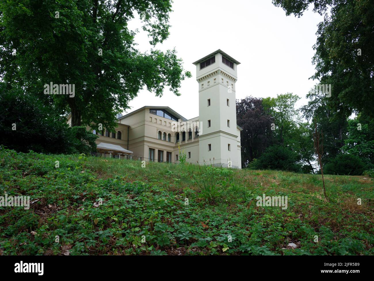 Potsdam, Deutschland. 01.. Juli 2022. Der Park der Villa Jacobs im Vorort Nauen. Das rund 45000 Quadratmeter große parkähnliche Grundstück mit Weinberg liegt am Ufer des Jungfernsee. Der Park und die Villa, die vom Gartenarchitekten Peter Josef Lenné entworfen wurden, wurden von dem Architekten Stefan Ludes und seiner Frau, der Autorin Marianne Ludes, die das Anwesen im Jahr 2005 kaufte, umgebaut. Der Park ist ein UNESCO-Weltkulturerbe und die Villa ist ein denkmalgeschütztes Gebäude. Quelle: Soeren Stache/dpa/ZB/dpa/Alamy Live News Stockfoto