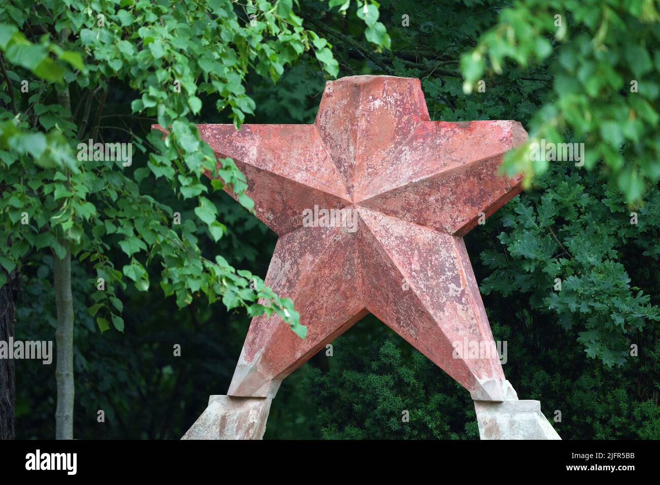 Potsdam, Deutschland. 01.. Juli 2022. Ein roter Stern mit gebrochenen Spitzen steht im Park der Villa Jacobs in Nauener Vorstadt. Das rund 45000 Quadratmeter große parkähnliche Grundstück mit Weinberg liegt am Ufer des Jungfernsee. Der Park und die Villa wurden vom Gartenarchitekten Peter Josef Lenné umgebaut und von dem Architekten Stefan Ludes und seiner Frau, der Autorin Marianne Ludes, gekauft, die das Anwesen 2005 kauften. Der Park ist ein UNESCO-Weltkulturerbe und die Villa ist ein denkmalgeschütztes Gebäude. Quelle: Soeren Stache/dpa/Alamy Live News Stockfoto