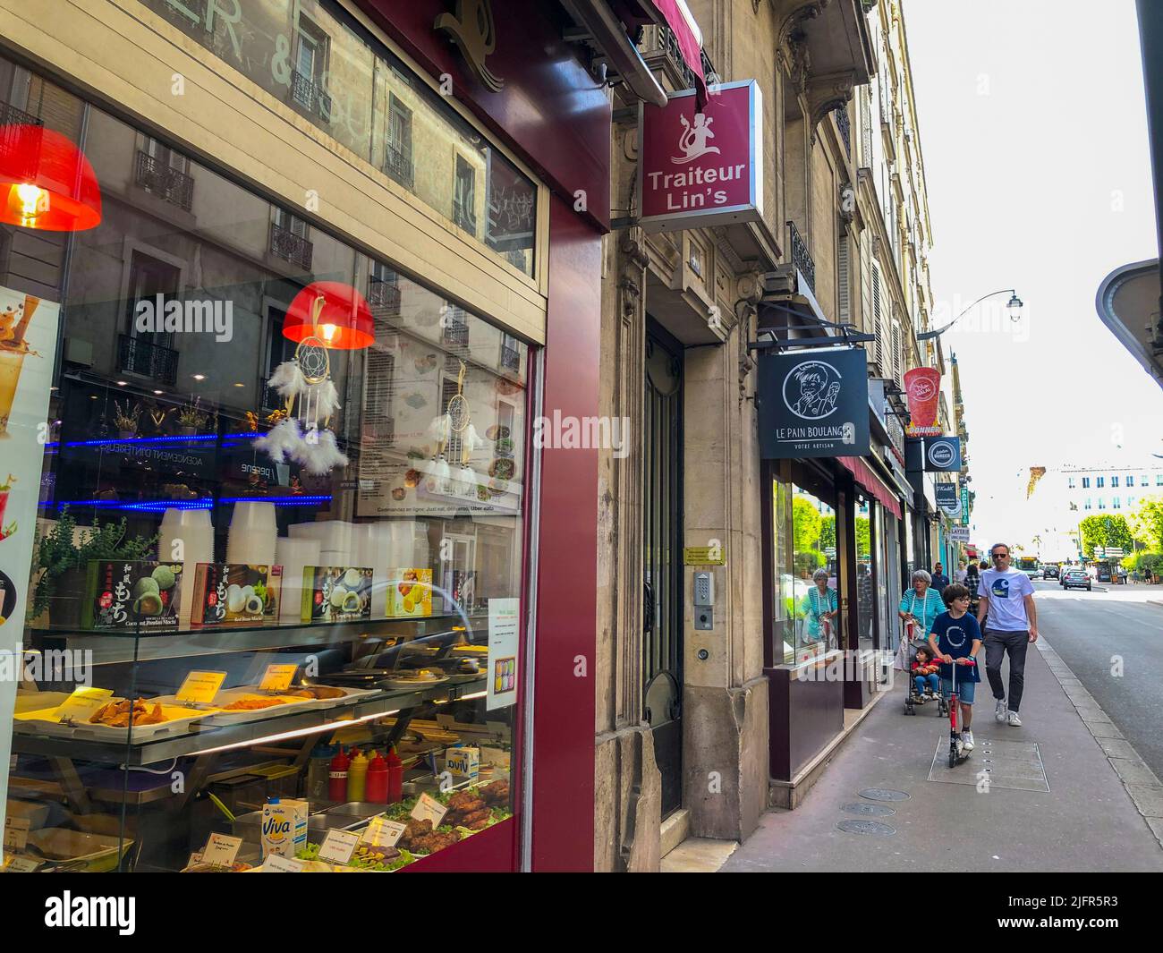 Saint Mandé, Frankreich, Pariser Vororte, Menschen Zu Fuß, Straßenszene, Stadtzentrum, kleine Unternehmen, Lokale Geschäfte Fronten, Schilder Stockfoto