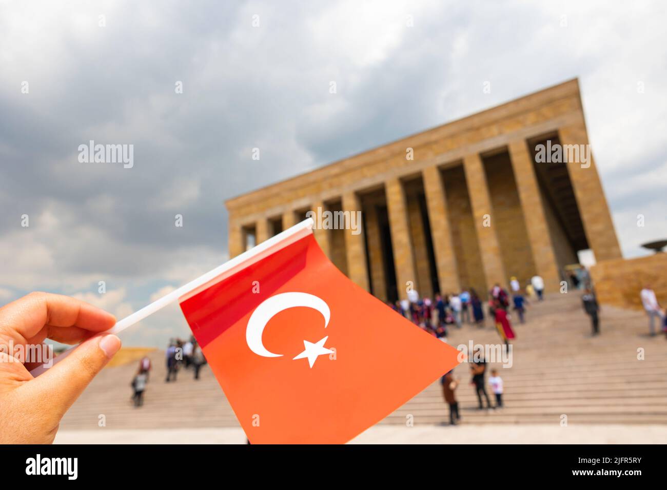 Türkische Flagge und Anitkabir oder Mausoleum von Atatürk. Öffentliche Tage in der Türkei. 30.. august Siegtag oder 29.. oktober tag der republik oder 10.. november oder 10 km Stockfoto