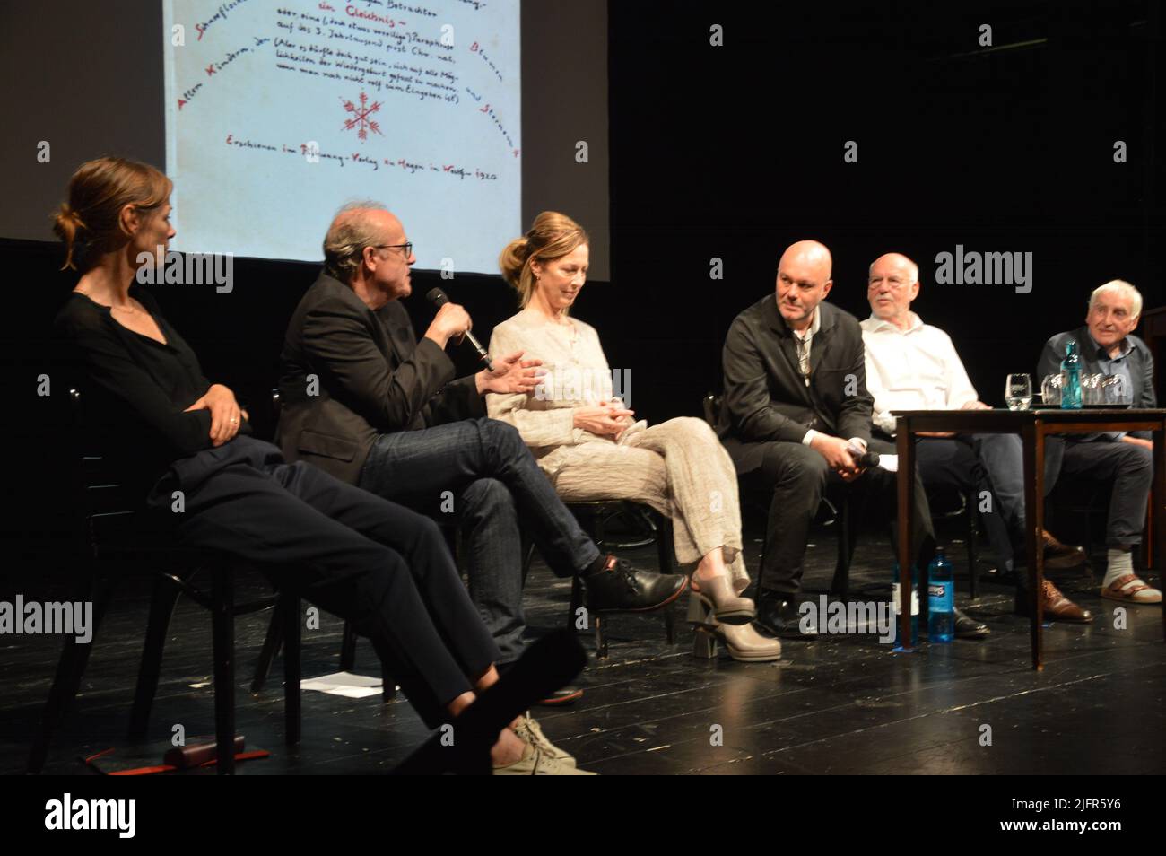 Berlin, Deutschland - 3. Juli 2022 - Diskussion des Bruno Taut Forums im Renaissance Theater in Charlottenburg - von links; Jenny Schily, Thomas Flierl, Imke Woelk, Tim Heide, Winfried Brenne, Manfred Speidel (Foto: Markku Rainer Peltonen) Stockfoto