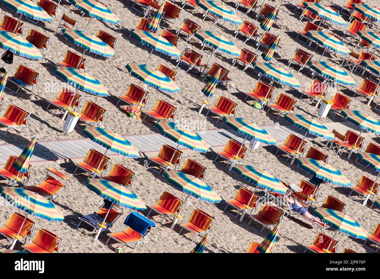 Einige Liegen und Sonnenschirme am Strand an der Adriaküste in Italien Stockfoto