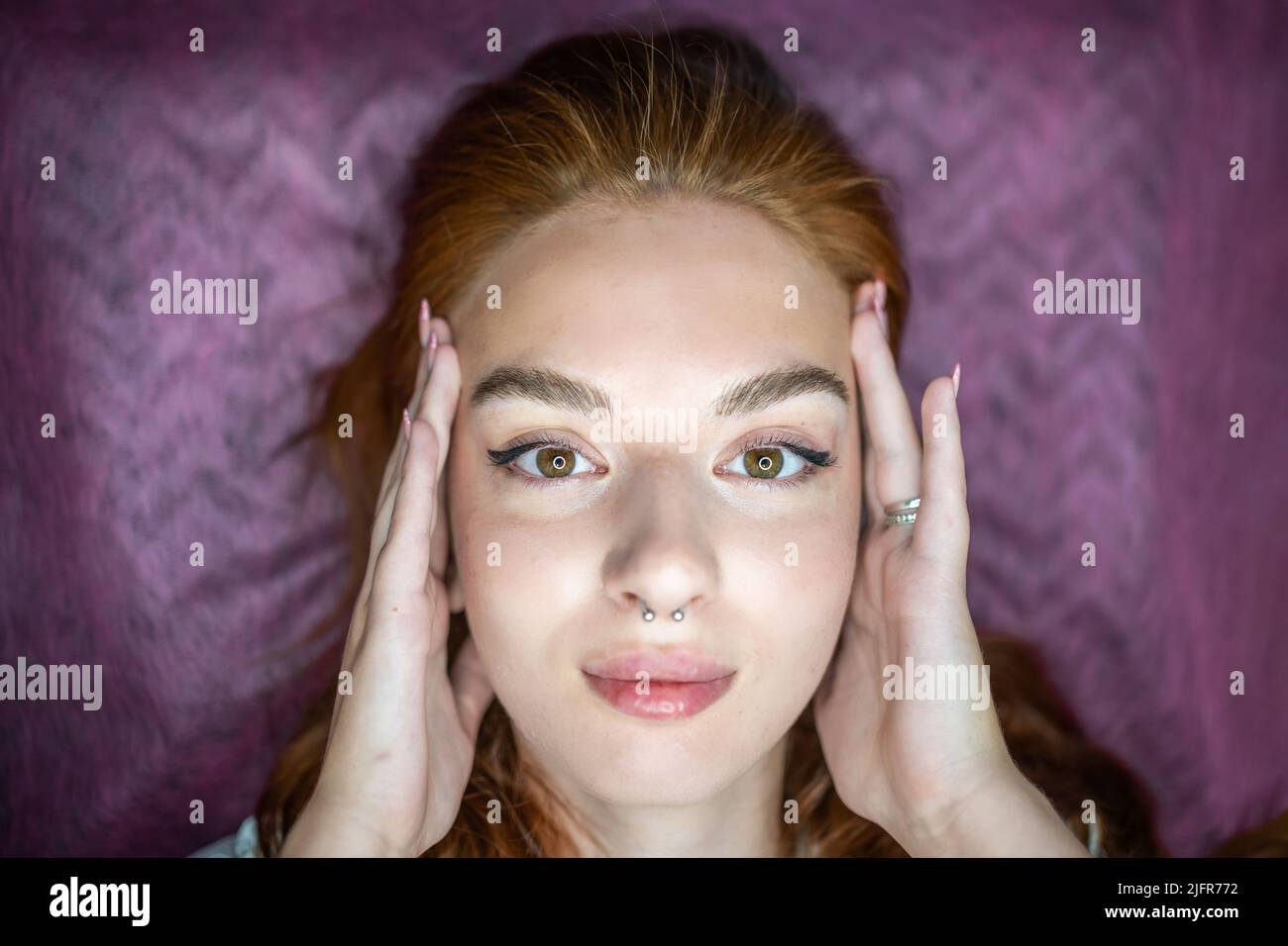 Junge Frau mit schönen Augenbrauen nach dem Eingriff Permanent Make-up im Salon Stockfoto