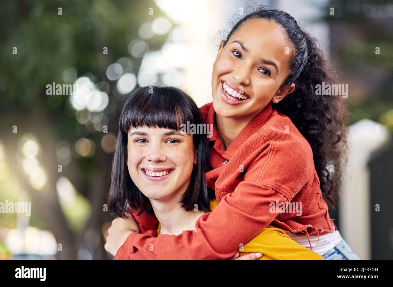Ich und meine bestie, leben jung, wild und frei. Aufnahme von zwei jungen Frauen, die im Freien eine Huckepack-Fahrt genießen. Stockfoto