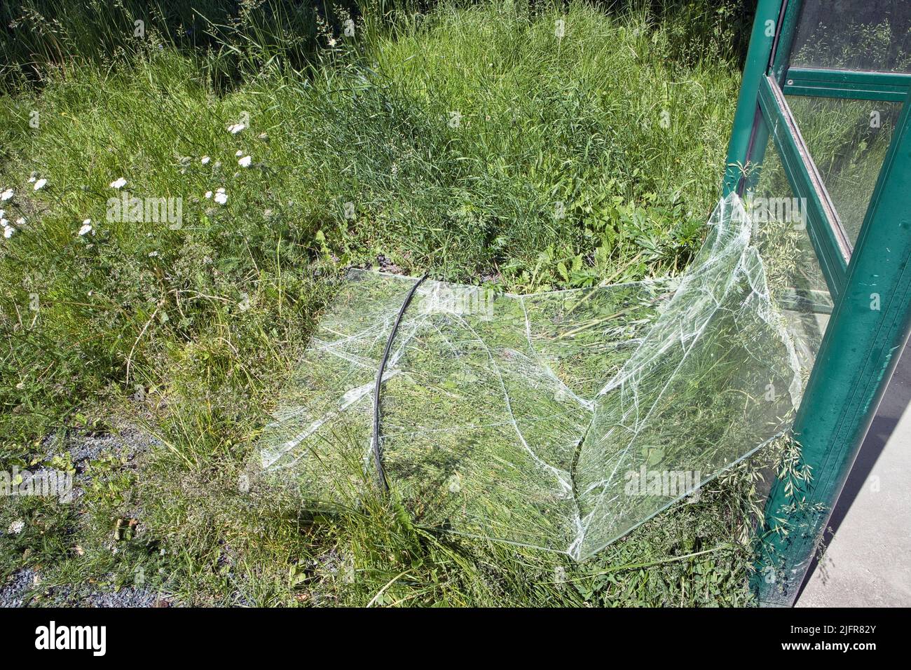 Zerbrochenes Glas an einem Bahnhofsgebäude Stockfoto