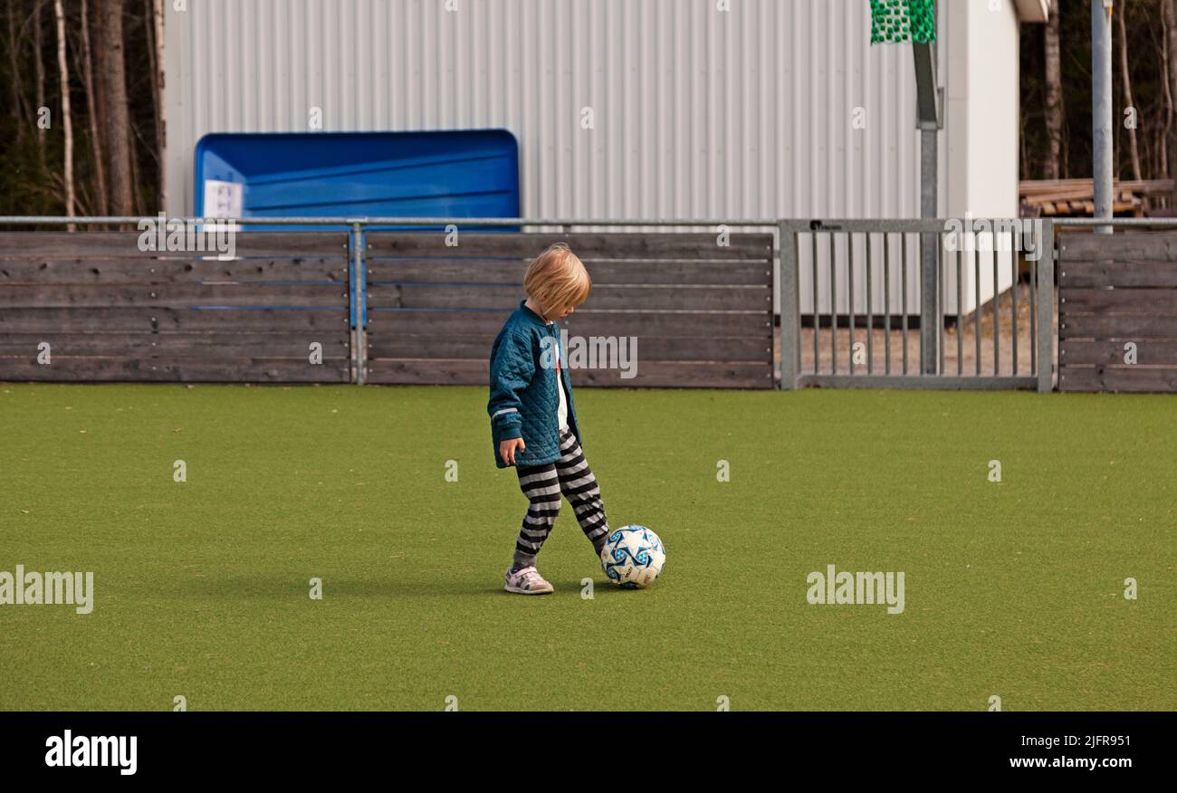 Umea, Norrland Schweden - 20. Mai 2022: Kleiner Kerl spielt Fußball Stockfoto