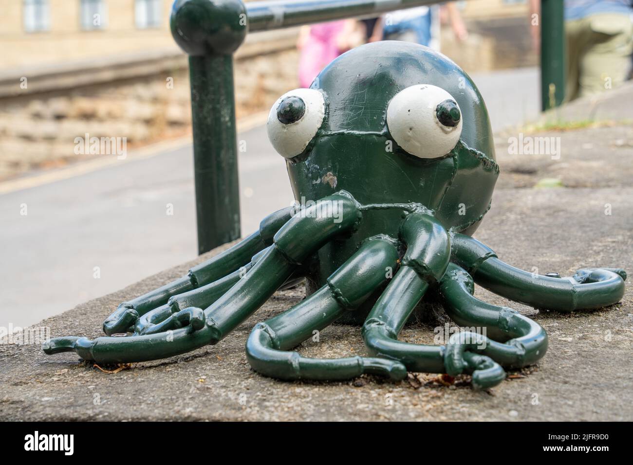 Octopus, die erste Skulptur auf dem Aire Sculpture Trail, am Leeds und Liverpool Kanal, Saltaire, Bradford, Großbritannien. Stockfoto