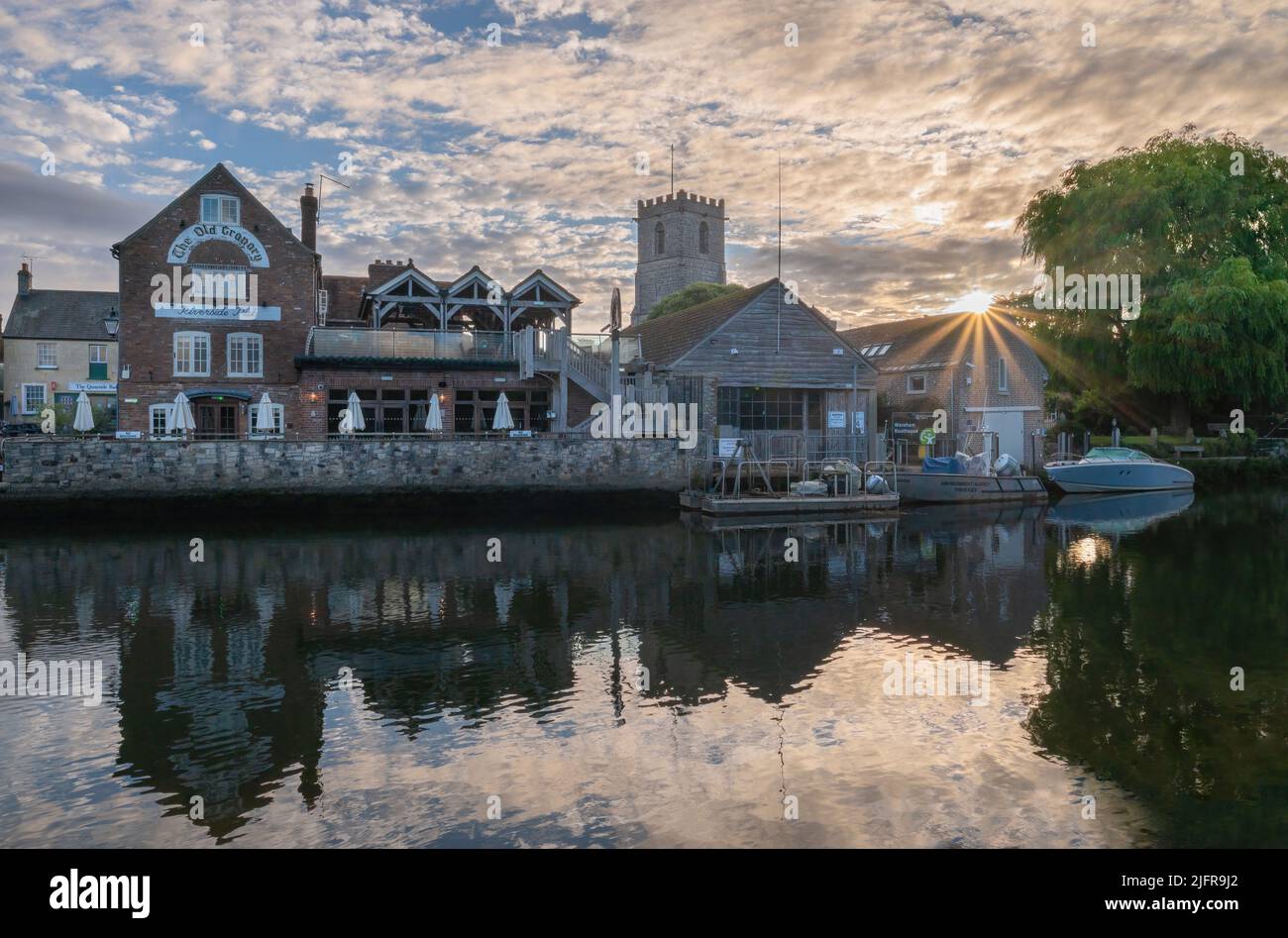 The Old Granary ein Pub am Fluss, wenn die Sonne am Ufer des Flusses Frome in der historischen Marktstadt Wareham aufgeht. The Quay, Wareham, Dorset, Großbritannien Stockfoto