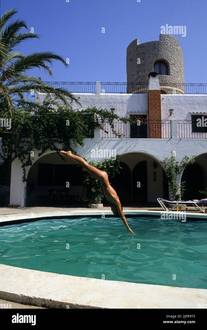 Junge Frau schöne Silhouette springen in Pool wunderbare Villa Stockfoto