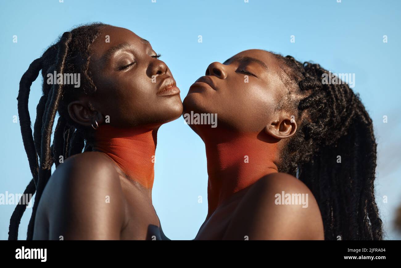 Im Kontakt mit ihren Werten. Aufnahme von zwei schönen Stammesfrauen, die draußen zusammen posieren. Stockfoto