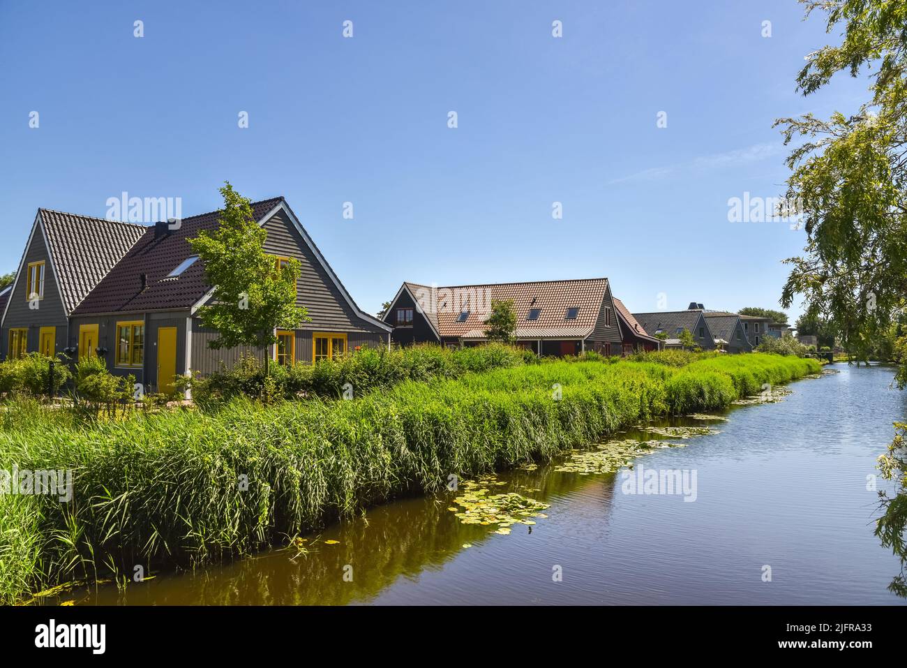 Den Helder, Niederlande. Juni 2022. Wohngebiet in Den Helder, Nordholland. Hochwertige Fotos Stockfoto