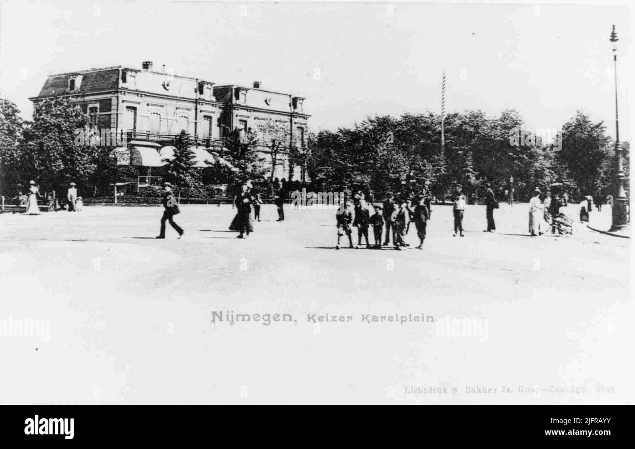 Zwei Gebäude zwischen der Bisschop Hamerstraat (links) und dem Oranjesingel (rechts) Stockfoto