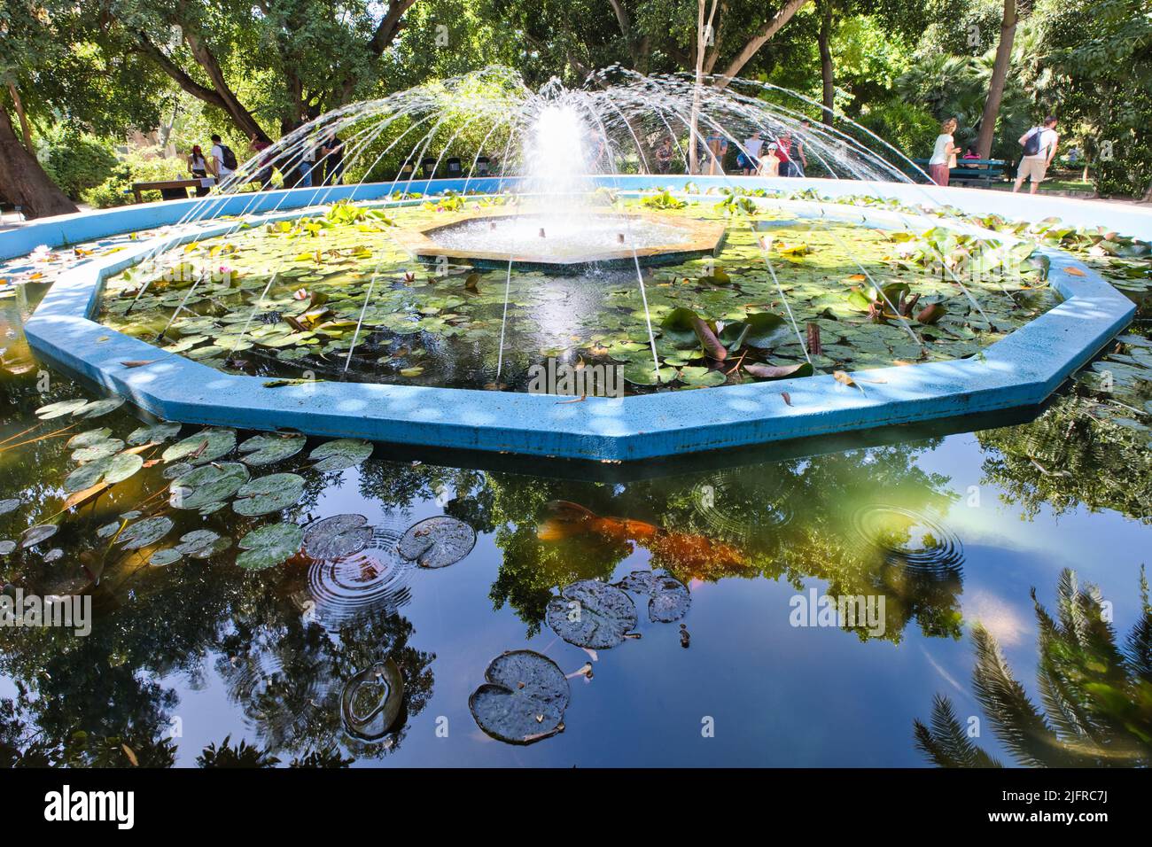 Großer Brunnen mit Wasserspritzern im Botanischen Garten von Cagliari Stockfoto