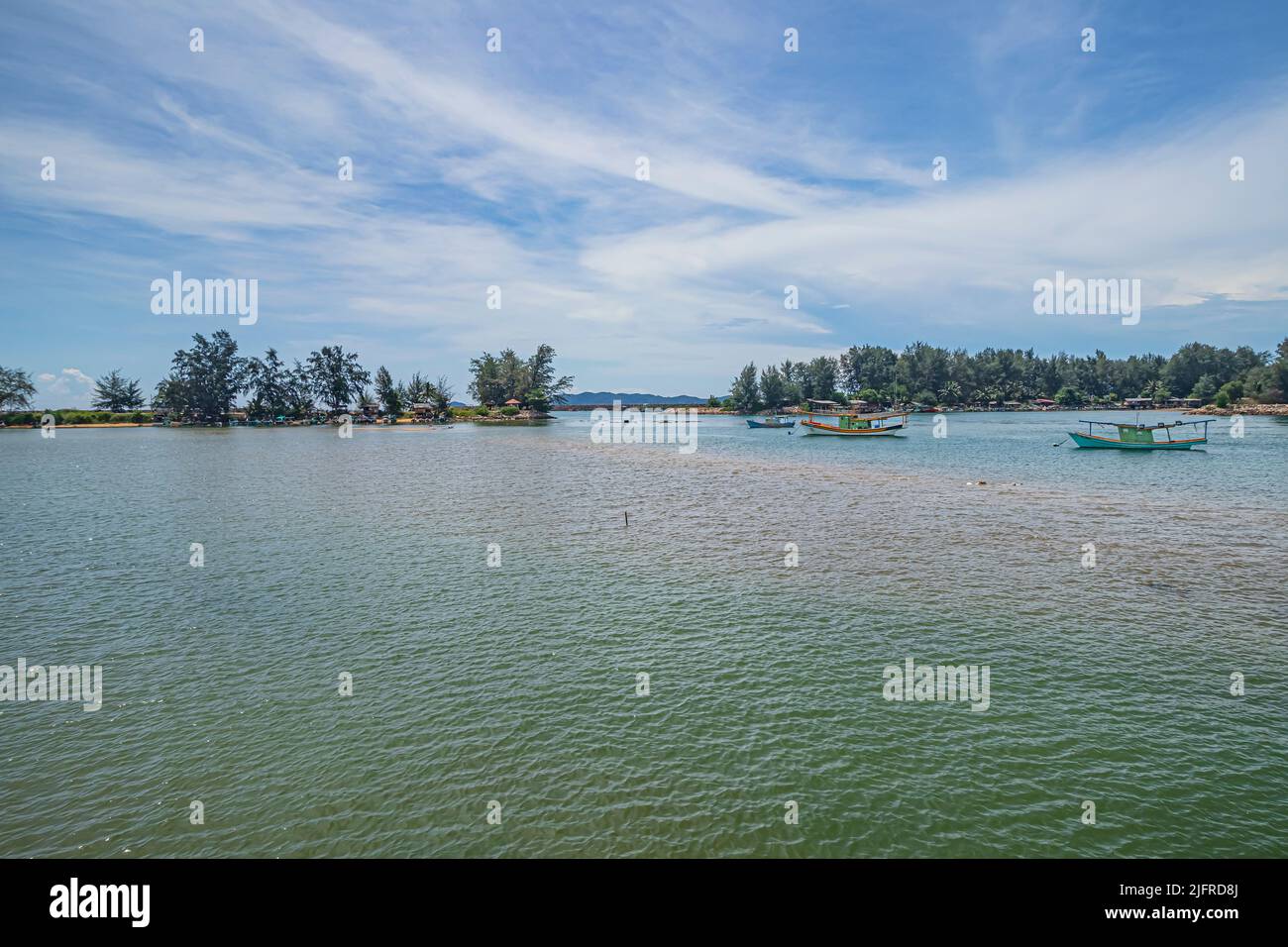 Der Blick auf die Flussmündung des Sungai Marang mit Fischerbooten im Bezirk Marang in Terengganu, Malaysia. Stockfoto