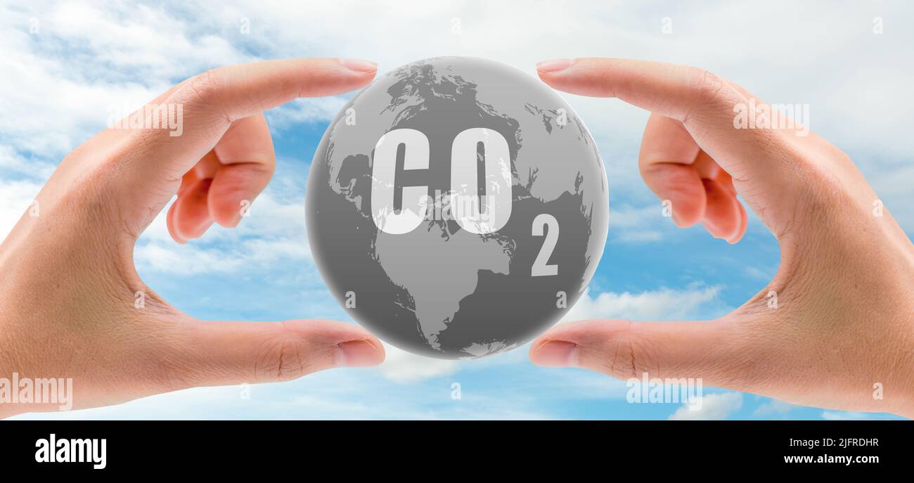 CO2 Erfassungskonzept. Menschliche Hand mit CO2 in der Weltkarte am blauen Himmel. Konzept der CO2-Abscheidung und -Speicherung. Treibhausgas. Kohlendioxid Stockfoto