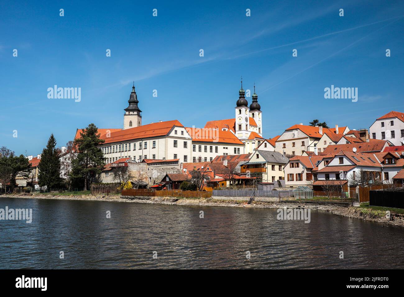 Stadtansicht der Stadt Telc im Bezirk Jihlava. Europäisches Stadtbild mit Teich und blauem Himmel in Tschechien. Stockfoto