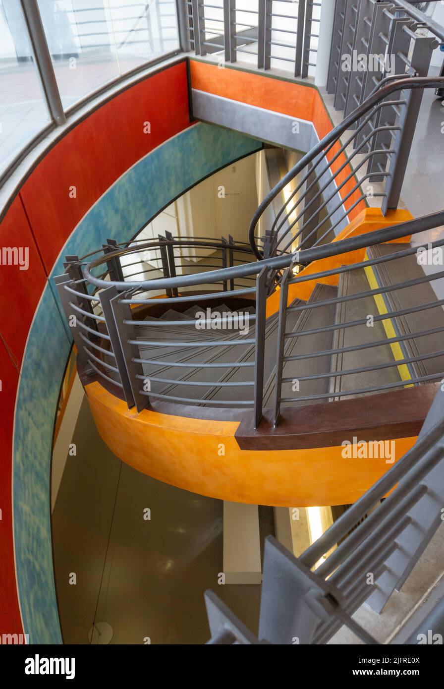 Bild von oben von verdrehten Treppen mit moderner Architektur, zahlreichen und lebendigen Farben und einem Eisengeländer. Stockfoto