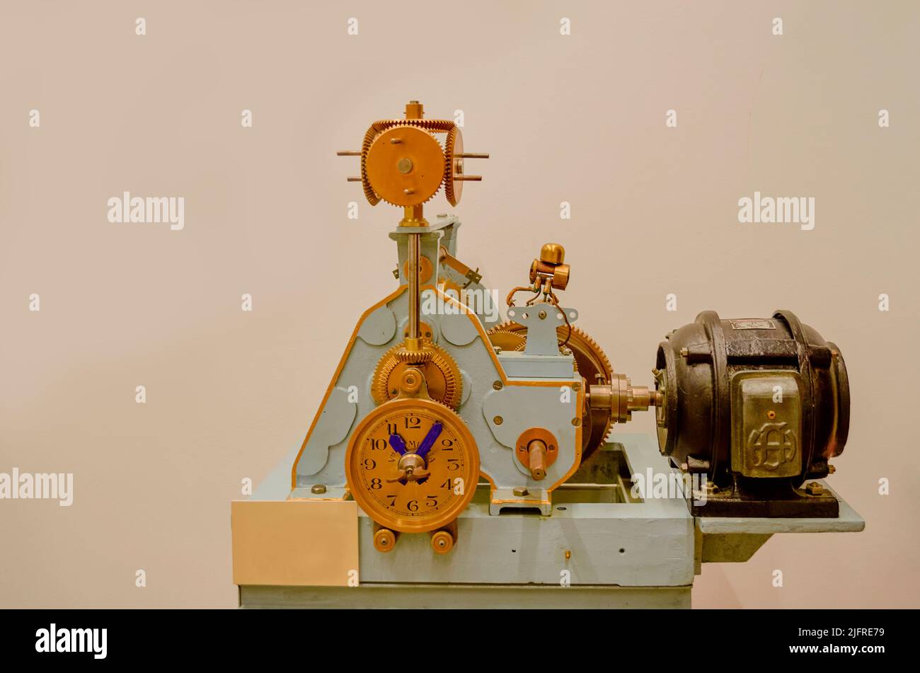 Mittelgroße Uhr in antikem Gold und Blau mit freiliegendem Mechanismus. Stockfoto