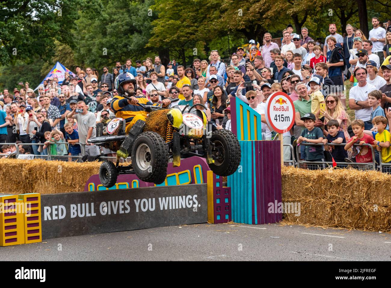 Team Worker Bees Kart beim letzten Sprung beim Red Bull Soapbox Race 2022 im Alexandra Palace in London, Großbritannien. Stockfoto